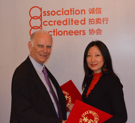 Guildford auctioneer Chris Ewbank of the Association of Accredited Auctioneers and QiQi Jiang, founder of China's EpaiLive, at the first collaborative auction in Xiamen Freeport in April. Image courtesy Ewbanks and AAA.